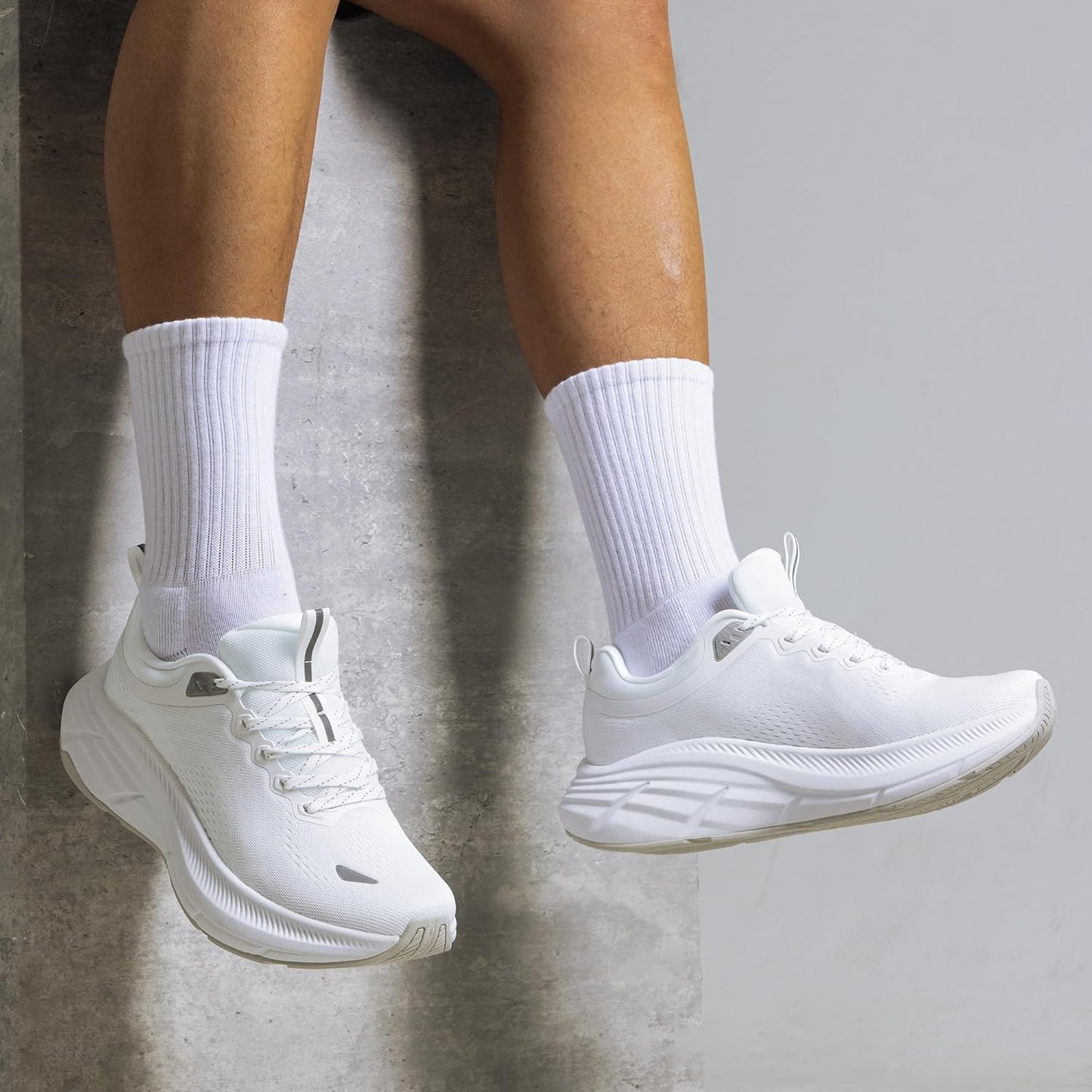 Men's walking shoes / running shoes / tennis shoes. Comfortable, anti-slip and breathable design. Suitable for sports and fitness, gym workouts, and casual wear. Fashionable sports shoes.